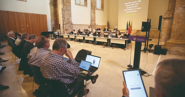 Sessão municipal com votação digital em utilização.
